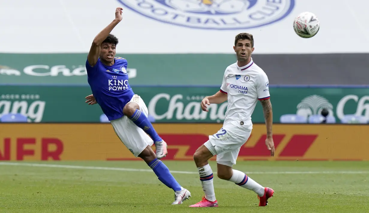 Pemain Leicester City James Justin (kiri) duel dengan pemain Chelsea Christian Pulisic pada putaran keenam Piala FA di King Power Stadium, Leicester, Inggris, Minggu (28/6/2020). Chelsea melaju ke semifinal Piala FA usai menaklukkan Leicester City 1-0. (Tim Keeton/Pool via AP)
