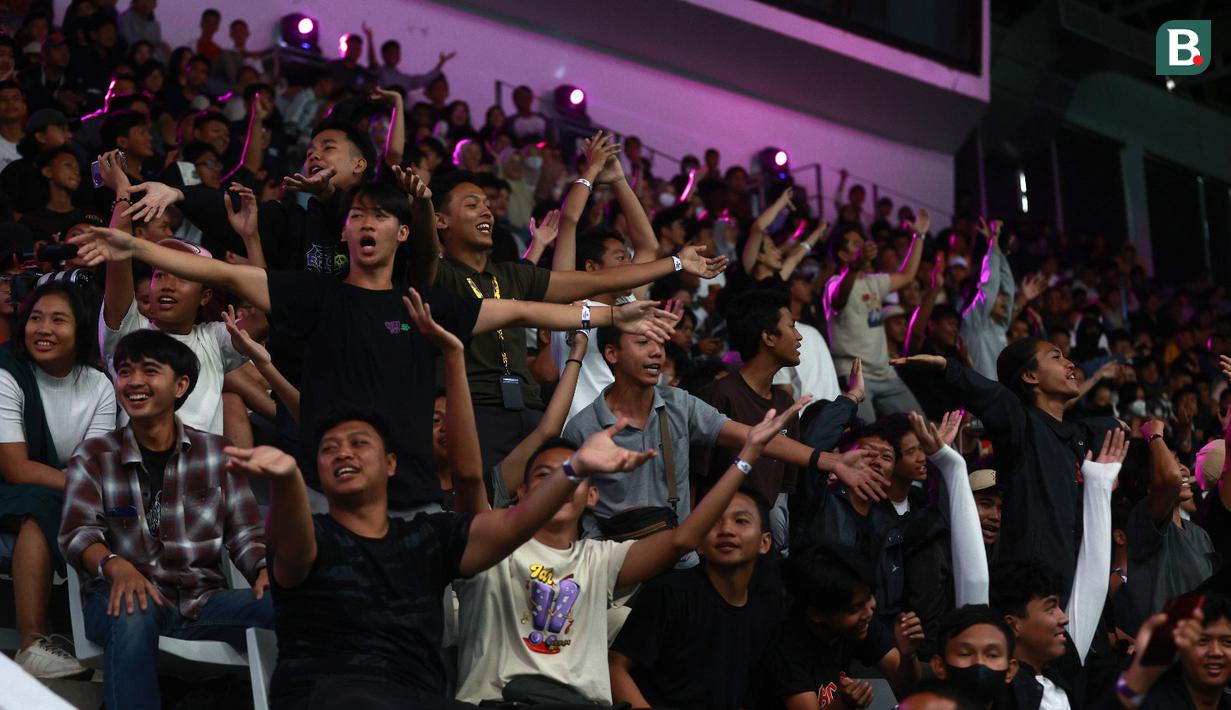 suporter salah satu tim peserta menyanyikan yel-yel saat pertandingan AXIS Nation Cup 2023 yang berlangsung di Istora Senayan, Jakarta, Minggu (15/10/2023). (Bola.com/M Iqbal Ichsan)