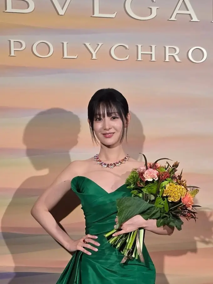 Kim Ji Won Pancarkan Pesona Princess Hadiri Acara Bvlgari di Italia, Tak Kalah Menawan dari Lisa BLACKPINK