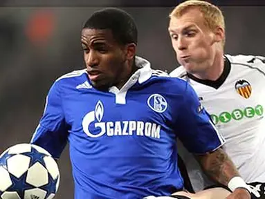 Jefferson Farfan (kiri) mencetak dua gol untuk mengantar Schalke 04 menekuk Valencia 3-1 dalam leg kedua babak 16 besar Liga Champions di Gelsenkirchen, 9 Maret 2011. AFP PHOTO/PATRIK STOLLARZ