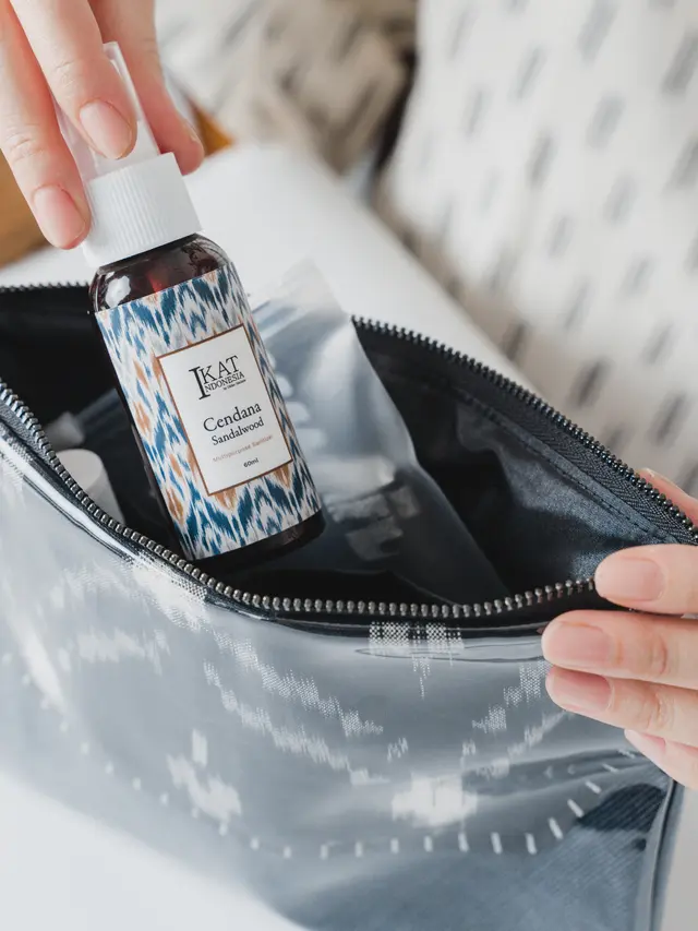 Di masa pandemi, Ikat Indonesia by Didiet Maulana menghadirkan koleksi New Normal Essentials (Foto: Ikat Indonesia)