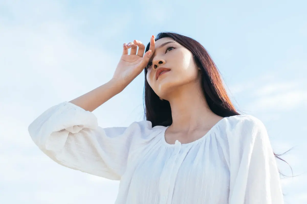 galau berpikir merenung memandang langit tidak bahagia