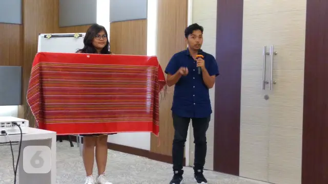 Leonardus Siringoringo unjuk produk Ulos Batak Palembang di depan tim Google.
