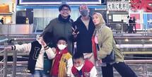 Penyanyi Enno Lerian sedang menikmati liburan di Jepang bersama suami dan empat anaknya. Meski banyak anak, mantan penyanyi cilik itu pergi tanpa pengasuh. Beberapa potret keseruan liburan di Negeri Sakura dibagikan di akun instagramnya. [Instagram/ennolerian_]