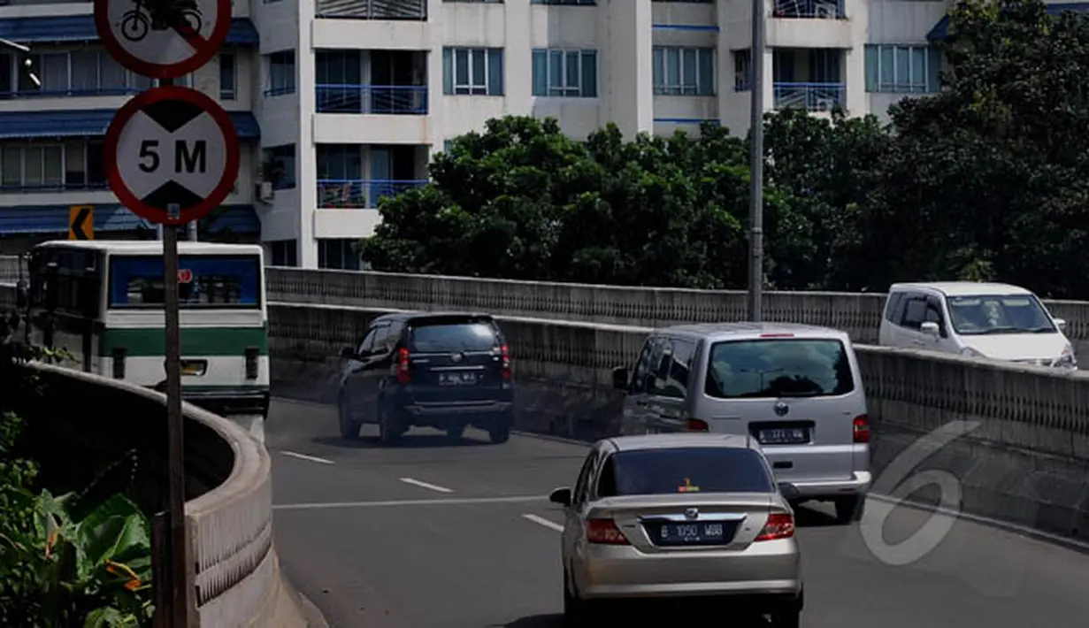 Jalan Layang Non Tol (JLNT) terlarang bagi kendaraan roda dua. (Liputan6.com/Johan Tallo)