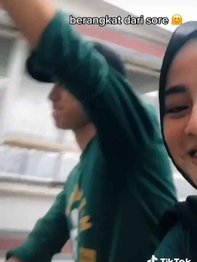 gadis cantik bantu pacar jualan sate