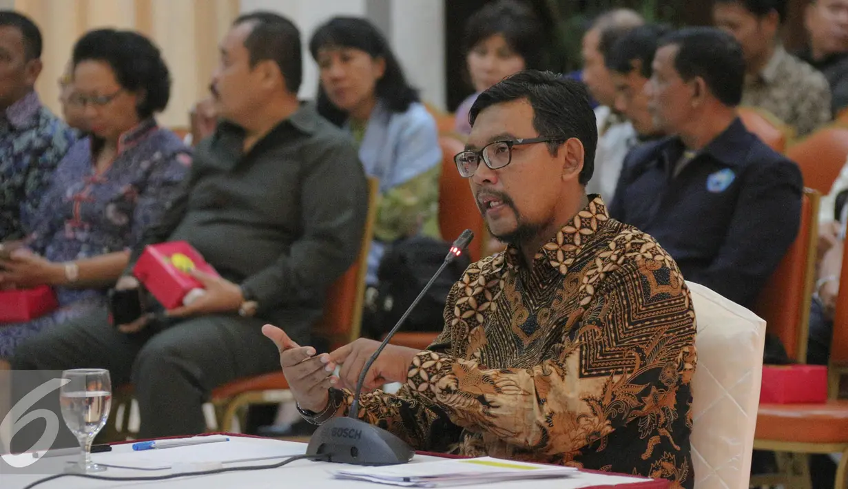 Capim KPK Giri Suprapdiono menjawab sejumlah pertanyaan dari anggota Pansel KPK di Gedung Sekneg, Jakarta, Selasa (25/8/2015). Pada hari ini tujuh capim KPK mengikuti wawancara tahap akhir. (Liputan6.com/Faizal Fanani)