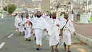 Mereka mulai bergerak menuju Mina. Momen ini menandai langkah pertama dari rangkaian puncak ibadah haji. (Foto oleh AFP)