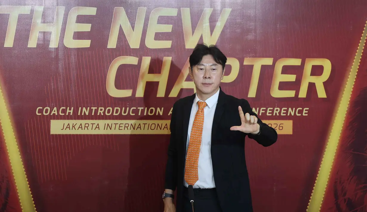 Shin Tae-yong saat diperkenalkan sebagai pelatih kepala Persija yang baru di Jakarta International Stadium, Senin (8/6/2026) siang WIB. (Bola.com/M Iqbal Ichsan)