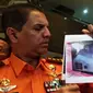 Kepala Basarnas Marsekal Madya TNI Muhammad memperlihatkan gambar jasad diduga penumpang KM Sinar Bangun yang tertangkap oleh ROV atau robot bawah air. (Reyn Gloria/JawaPos.com)