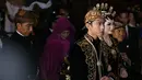 Presiden Jokowi dan Nyonya Iriana Jokowi mengiringi Gibran dan Selvi. (Galih W. Satria/bintang.com)