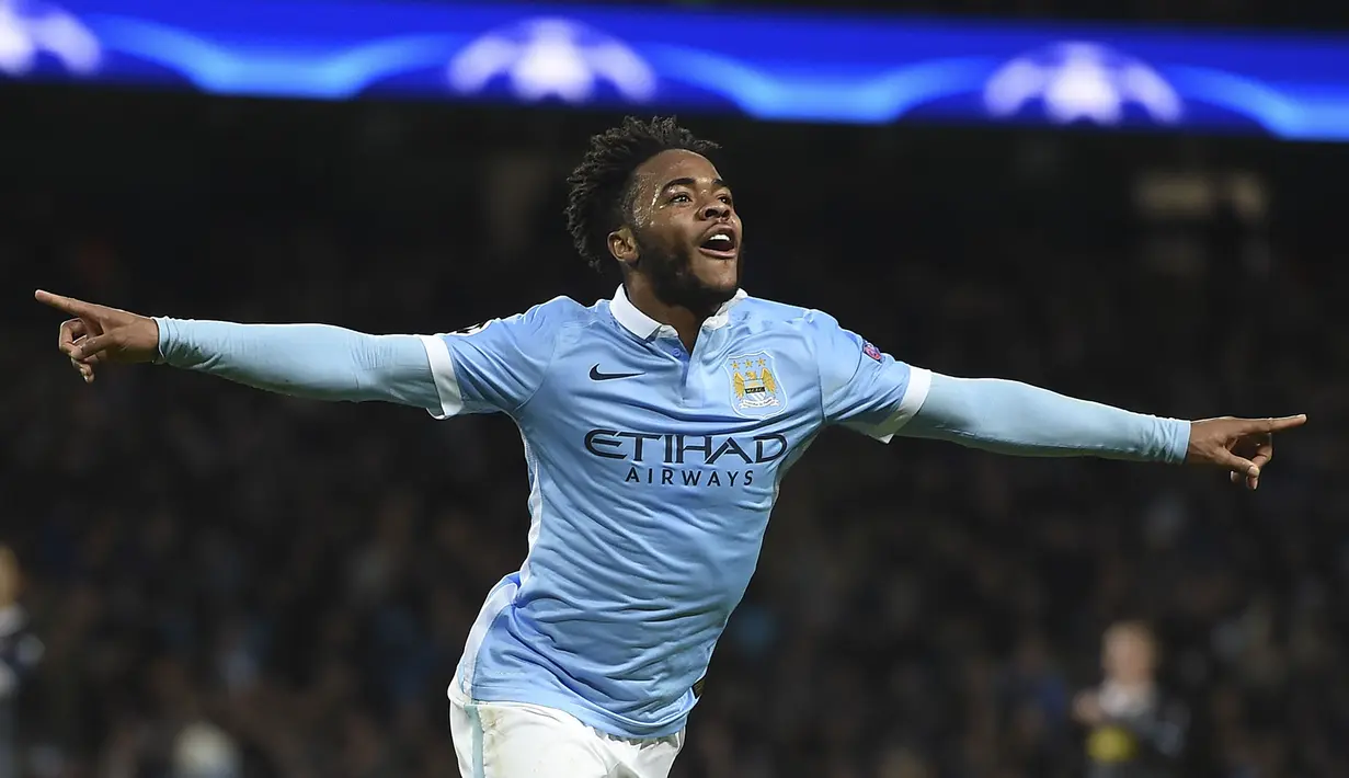 Pemain Manchester City, Raheem Sterling merayakan golnya ke gawang Borussia Moenchengladbach pada lanjutan liga Champions grup D di Stadion Etihad, Manchester, Rabu (9/12/2015). (AFP Photo/Paul Ellis)