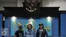 Grup Musik Slank memberikan sambutan saat melakukan pertemuan dengan Kepala BNN di Gedung BNN,  Jakarta, Kamis (17/3). Pertemuan untuk bersilaturahmi dan kerjasama untuk melakukan pemberantasan narkoba lewat lagu-lagu Slank. (Liputan6/Johan Tallo)
