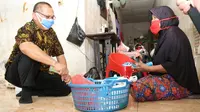 Pelaksana tugas (Plt) Wali Kota Medan, Akhyar Nasution, mengunjungi para pembuat masker kain