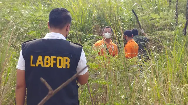 Tim gabungan Polda Jateng dan Polrestabes Semarang masuk semak mencari tulang tangan dan tengkorak Iwan Budi PNS Bapenda Semarang korban pembunuhan dan pembakaran di Marina. (Foto: Liputan6.com/Felek Wahyu)