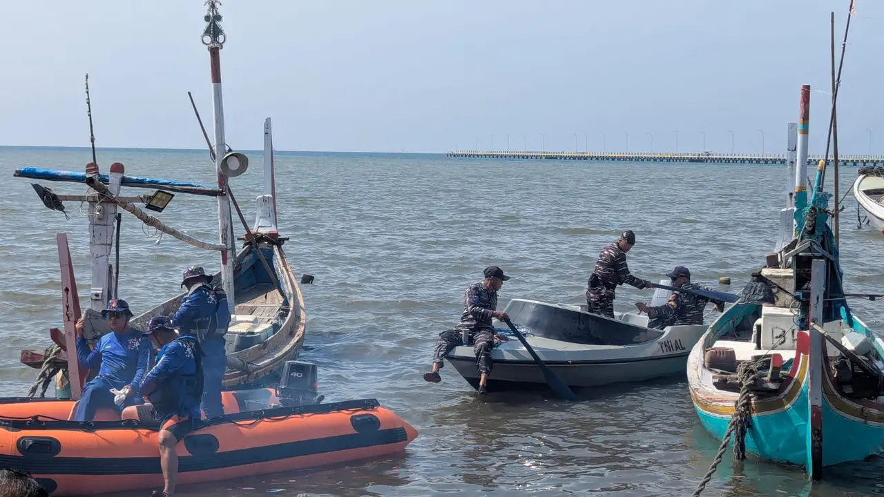 Pencarian penumpang kapal jatuh di perairan Situbondo