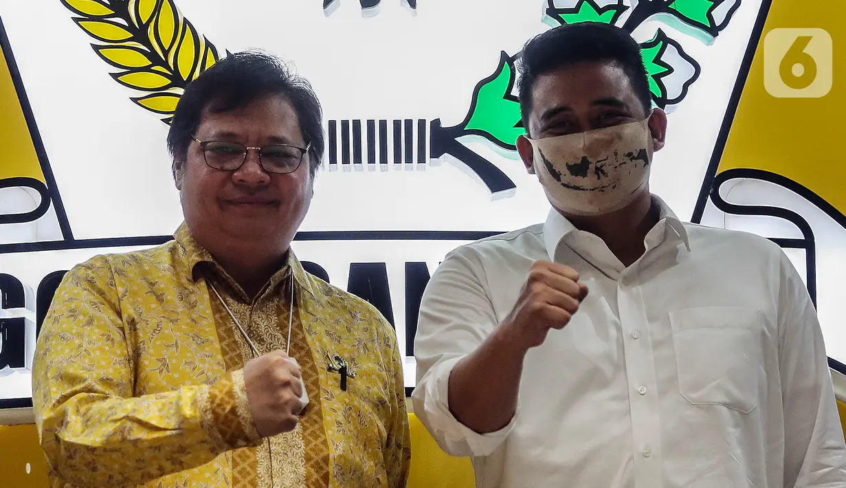 Ketum Partai Golkar Airlangga Hartarto (kiri)  berpose dengan Calon Wali Kota Medan Bobby Nasution pada Pilkada 2020 di DPP Partai Golkar, Jakarta Barat, Selasa (18/8/2020). Partai Golkar resmi mengusung Bobby Nasution dan Aulia Rahman pada Pilkada Wali Kota Medan 2020. (Liputan6.com/Johan Tallo)