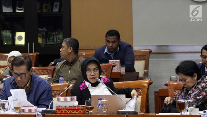 Kepala BPHN, Enny Nurbaningsih (tengah) saat rapat RUU KUHP dengan Komisi III DPR, Jakarta, Senin (5/2). Rapat membahas isu yang masih tertunda seperti pasal terkait pidana mati, penghinaan kepala negara,  perzinaan dan LGBT. (Liputan6.com/Johan Tallo)