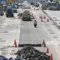 Seorang pekerja melintas di proyek pembangunan MRT di kawasan Sudirman, Jakarta, Selasa (5/7). Pengerjaan proyek infrastruktur di Jakarta dan sekitarnya libur sementara karena para pekerja memperoleh libur Lebaran. (Liputan6.com/Faizal Fanani)