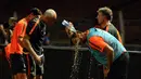 Pemain depan Juventus, Fernando Llorente, menyiramkan air ke kepalanya di sela-sela latihan di Stadion GBK Jakarta, (5/8/2014). (Liputan6.com/Helmi Fithriansyah)