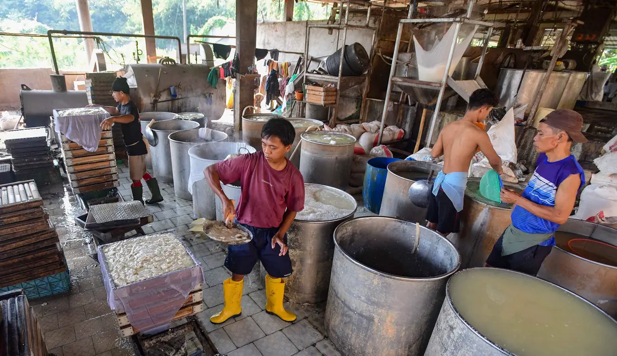 Aktivitas pekerja menyelesaikan pembuatan tahu di salah satu sentra produksi kawasan Pasir Putih, Kota Depok,  Jawa Barat, Senin (8/6/2026). (merdeka.com/Arie Basuki)