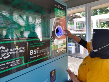 Warga melakukan penukaran sampah botol plastik pada  Reverse Vending Machine (RVM) di kantin Kampus Vokasi UI, Depok, Jawa Barat, Selasa (07/03/2023). Penukaran sampah botol plastik dengan saldo Rekening Bank Syariah Indonesia di area Kampus Vokasi UI berlangsung Senin hingga Minggu dengan estimasi waktu pukul 08.00 - 18.00 WIB yang bertujuan mengurangi sampah platik di lingkungan warga. (merdeka.com/Arie Basuki)