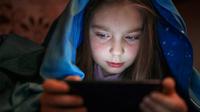 Ilustrasi main gawai sebelum tidur (Freepik)