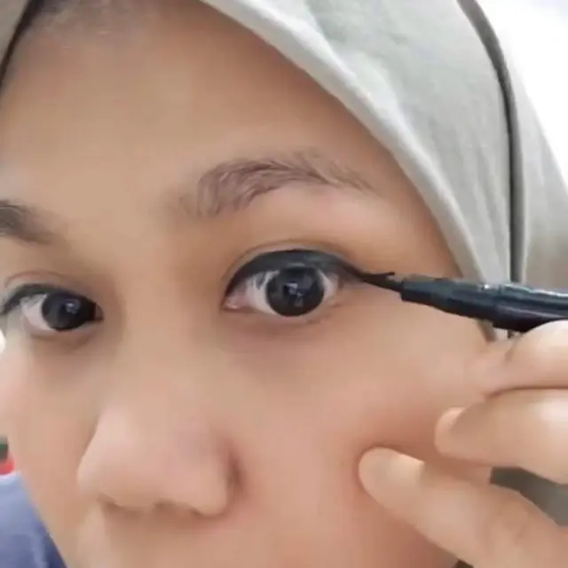 6 Potret Apes Pakai Eyeliner Ini Sering Dialami Cewek, Harus Sabar Kalau Dandan