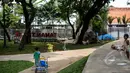 Sejumlah anak kecil terlihat bermain disela proyek pembangunan Ruang Publik Terpadu Ramah Anak (RPTRA) di Jalan Tidore RW 05, Kelurahan Cideng, Gambir, Jakarta, yang sempat terhenti sementara, Senin (4/5/2015). (Liputan6.com/Faizal Fanani)