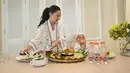 Di foto ini terlihat Nikita Willy sedang menyiapkan sajian makanan dengan senyum cantiknya memandang sang putra, yang keduanya kompak mengenakan busana serba putih. [Foto: Instagram/nikitawillyofficial94]