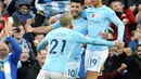 Penyerang Manchester City, Sergio Aguero melakukan selebrasi usai mencetak gol ke gawang Arsenal pada pertandingan lanjutan Liga Inggris di di Stadion Etihad, Inggris, (5/11). City menang atas Arsenal dengan skor 3-1. (AP Photo/Rui Vieira)