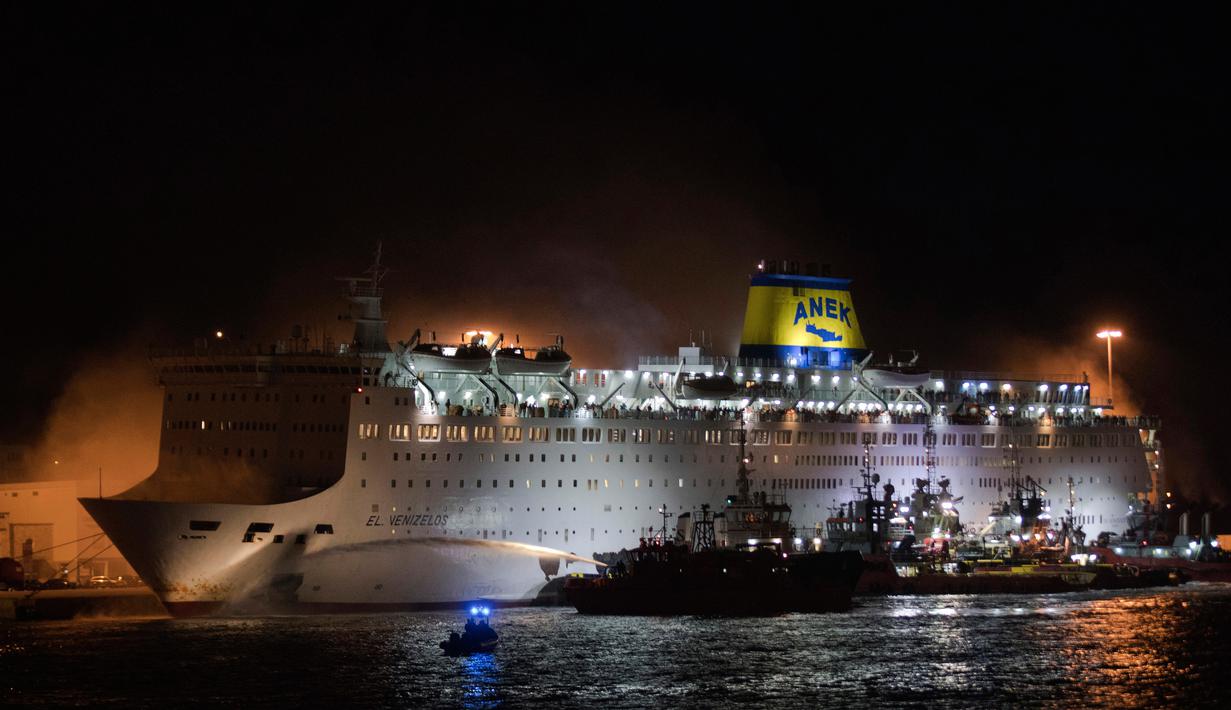 Kapal feri Eleftherios Venizelos saat terbakar di pelabuhan Piraeus, dekat Athena, (29/8). Kapal feri tersebut mengangkut 875 penumpang dan 141 awak. (AP Photo/Petros Giannakouris)