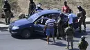 Anggota Tentara Ekuador memberhentikan sebuah kendaraan di pinggiran Penjara Regional ke-8 di Guayaquil, Ekuador (4/11/2022). Enam polisi terluka Kamis (4/11) dalam kerusuhan penjara terbaru yang melanda Ekuador, karena negara itu dicengkeram oleh kekerasan yang dipersalahkan pada kelompok kejahatan terorganisir yang mengobarkan perang narkoba yang mematikan. (AFP/Rodrigo Buendia)