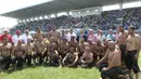 Semua peserta berfoto bersama sebelum memulai pertandingan yang digelar di sebuah stadion sepak bola. (AFP Photo/Adem Altan)