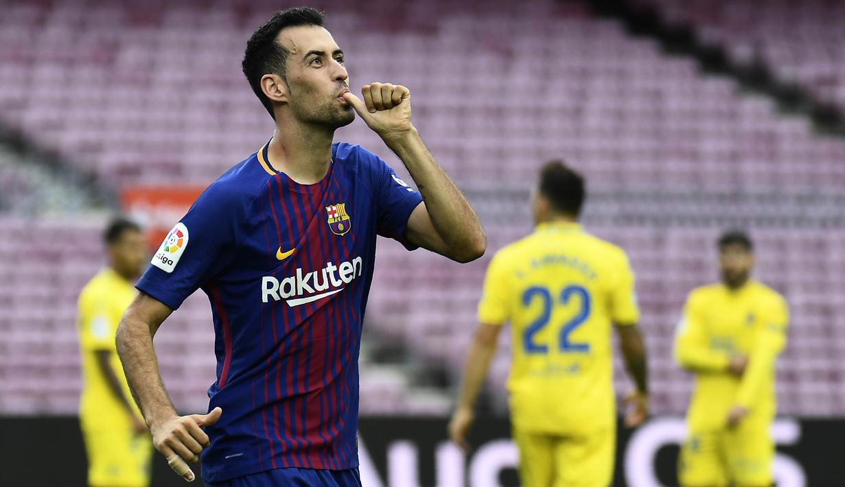 Gelandang Barcelona, Sergio Busquets, merayakan gol yang dicetaknya ke gawang Las Palmas pada laga La Liga Spanyol di Stadion Camp Nou, Katalonia, Minggu (1/10/2017). Barcelona menang 3-0 atas Las Palmas. (AFP/Jose Jordan)
