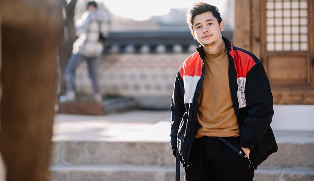 Sebagai publik figur, Rayn Wjaya selalu memperhatikan penampilannya. Tak hanya saat berhadapan sengan kamera, di kesehariannya ia juga terlihat menawan dengan berbagai busana. Seperti saat berlibur, ia terlihat begitu stylish.(Liputan6.com/IG/@raynwijaya26)