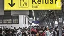 <p>Penumpang kereta api jarak jauh saat tiba di Stasiun Pasar Senen, Jakarta Pusat, Senin (9/5/2022). PT Kereta Api Indonesia (KAI) mengungkapkan gelombang arus balik pemudik pada H+7 Lebaran 2022 terpantau masih tinggi. Tercatat sebanyak 40.800 penumpang tiba pada hari Senin ini dikarenakan penundaan waktu sekolah dan pelaksanaan Work From (WFH). (merdeka.com/Iqbal S Nugroho)</p>