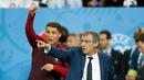 Ronaldo berdiri di samping pelatihnya Fernando Santos saat menjadi asisten pelatih dadakan saat laga final Euro 2016 antara Portugal vs Prancis di Stade de France, Saint-Denis, Paris, Prancis, Senin (11/6). (REUTERS/John Sibley)