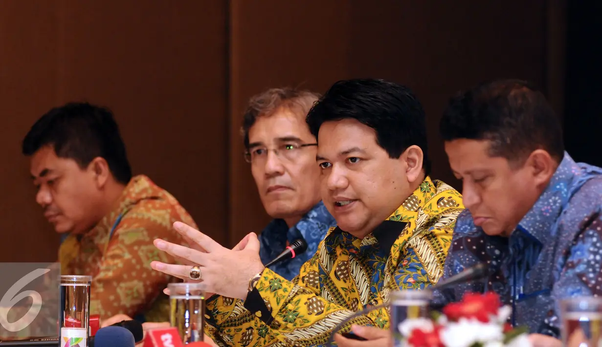 Ketua KPU Husnin Kamil Manik (ketiga kiri) memberikan keterangan Pilkada Serentak 2017 di Jakarta, Senin (15/2/2016). Pilkada akan dilaksanakan Rabu 15 Februari 2017 di 101 daerah, 7 provinsi, 18 kota dan 76 kabupaten. (Liputan6.com/Helmi Fithriansyah)