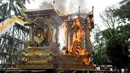 Peti berbentuk naga yang berisi jenazah anggota keluarga dari pahlawan nasional I Gusti Ngurah Rai dibakar dalam prosesi upacara Ngaben di Desa Carangsari, Bali, Senin (29/4/2019). Ribuan waga mengiringi kremasi terhadap jenazah putra kedua dan cucu dari I Gusti Ngurah Rai itu. (SONNY TUMBELAKA/AFP)