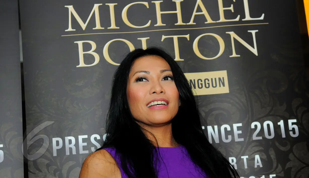 Anggun C Sasmi seusai jumpa pers di kawasan Thamrin, Jakarta, Senin (1/6/2015). Michael Bolton akan berduet dengan Anggun pada konser yang akan berlangsung di Kota Kasablanka, Jakarta pada Selasa (2/6). (Liputan6.com/Faisal R Syam)