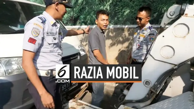 Seorang pengendara mobil meminta mobilnya agar tak diderek hingga sujud di depan petugas. Namun, tak menghiraukan dan tetap melakukan tugasnya.