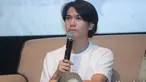 Iqbaal Ramadhan atau yang kerap disapa Bale ini kini menyibukkan diri di dunia peran. Baru-baru ini dirinya kerap terlibat di film Bumi Manusia. Pada peluncuran poster film Bumi Manusia, Bale hanya menggunakan kaus putih serta celana bahan warna hijau. (Kapanlagi.com/Bayu Herdianto)