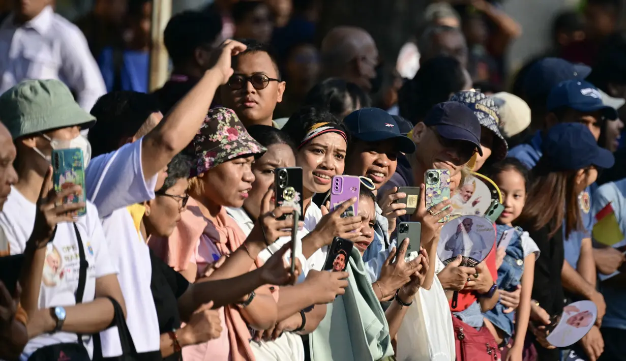 Masjid Istiqlal dipadati warga jelang kedatangan Paus Fransiskus. (Tiziana FABI / AFP)