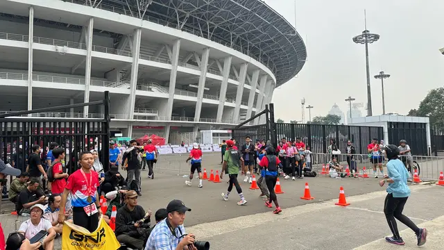Sejumlah pelari Jakarta International Marathon (JAKIM) 2025 saat menuju garis finish.
