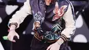 Harry Styles menggunakan jaket bomber pada tahun 2015 saat manggung. Kayaknya Harry Styles suka banget motif floral ya! Selamat ulang tahun, Harry Styles! (Stephen Lovekin/Getty Images)