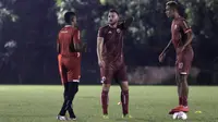 Pemain Persija Jakarta, Marko Simic, bersama Bruno Matos saat latihan di Lapangan Sutasoma Halim, Jakarta, Jumat (10/5). Latihan ini merupakan persiapan jelang laga Liga 1 Indonesia 2019. (Bola.com/Yoppy Renato)