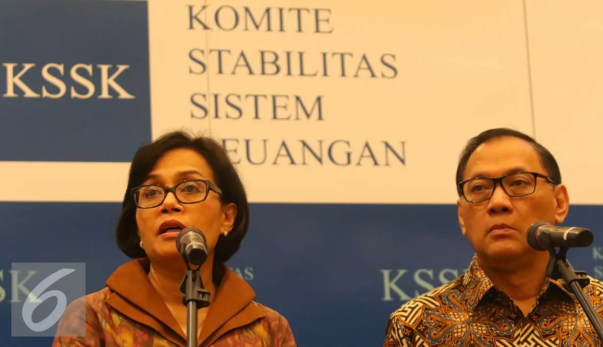 Sri Mulyani dan Agus Marto saat memberikan keterangan usai rapat KSSK di Jakarta, Senin (24/10).  Rapat rutin ini membahas assessment dan pengawasan, analisa dan respons dari sistem keuangan nasional atas ekonomi secara global. (Liputan6.com/Angga Yuniar)