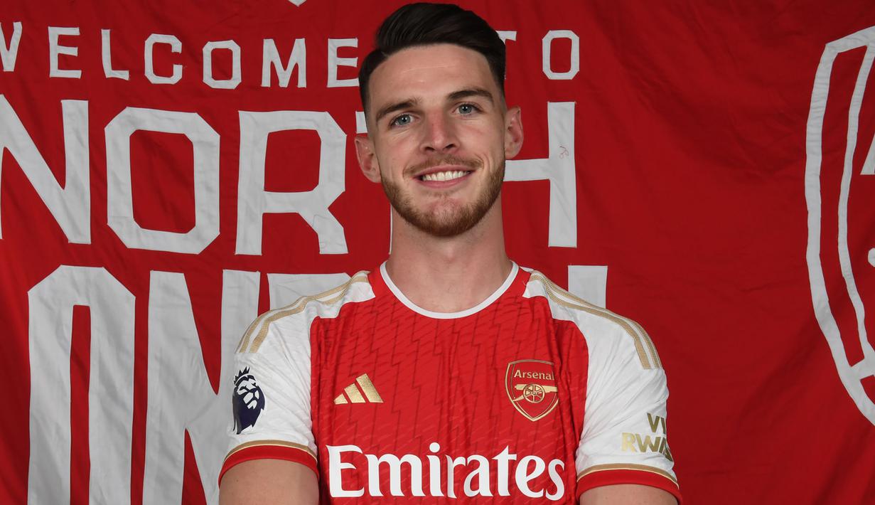 Declan Rice yang baru saja didatangkan Arsenal dari West Ham United pada bursa transfer musim panas 2023/2024 kini menjadi pemain Inggris termahal yang pernah diboyong The Gunners sepanjang sejarah. Ia dilepas The Hammers dengan mahar 116,6 juta euro atau hampir setara Rp2 triliun dan terikat kontrak selama 5 tahun hingga 30 Juni 2028. (arsenal.com)