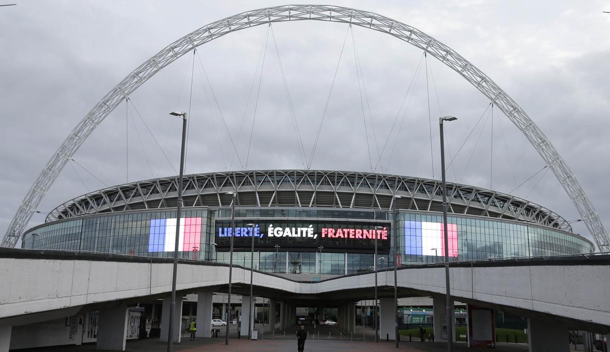 Moto dari negara Prancis, "Liberte, Egalite, Fraternite" terpasang di Stadion Wembley, Inggris, Senin (16/11/2015). (Action Images via Reuters/Henry Browne)